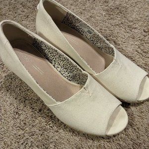 Beautiful Toms women's shoes size 9